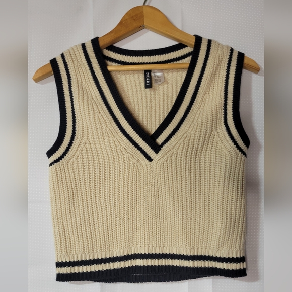 Divided sweater vest size small - Picture 3 of 4